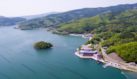 宮城県岩手県の県境 女川温泉華夕美 オーシャンビューの客室と露天風呂、地元三陸海岸で獲れる魚介をふんだんに使った海鮮料理が自慢の旅館 一人旅プラン